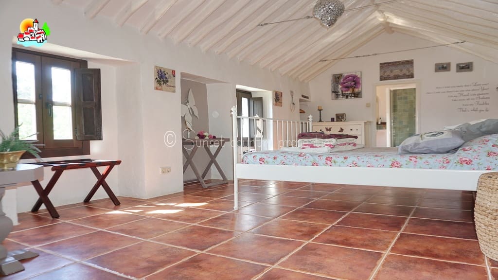 6 soveværelse Finca/Landehus til salg i Archidona med swimmingpool garage - € 425.000 (Ref: 9216356)