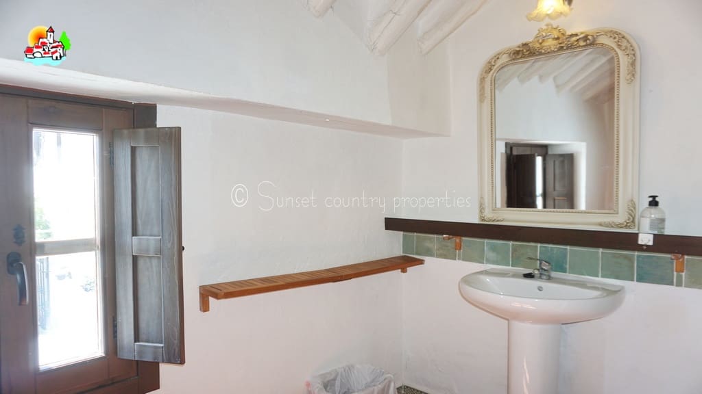 6 soveværelse Finca/Landehus til salg i Archidona med swimmingpool garage - € 425.000 (Ref: 9216356)