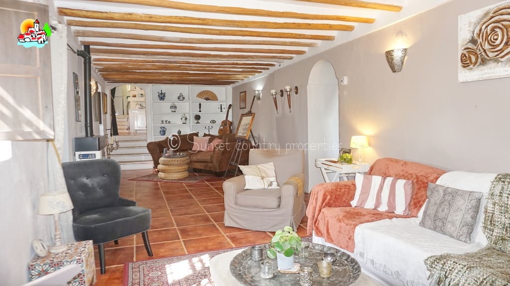 6 soveværelse Finca/Landehus til salg i Archidona med swimmingpool garage - € 425.000 (Ref: 9216356)