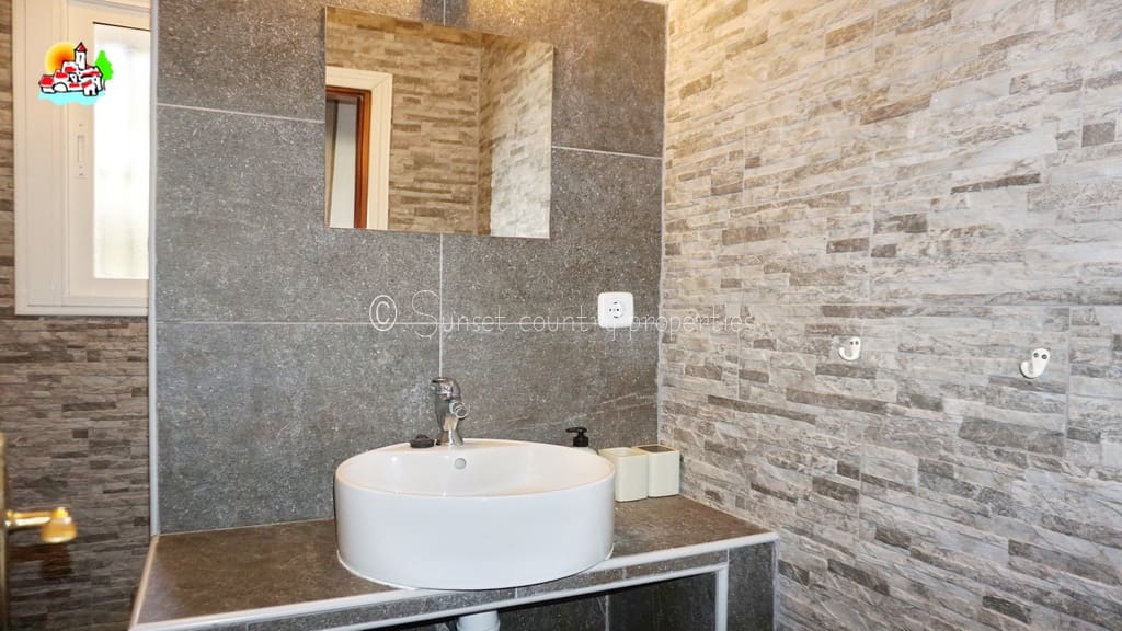 6 soveværelse Finca/Landehus til salg i Archidona med swimmingpool garage - € 425.000 (Ref: 9216356)