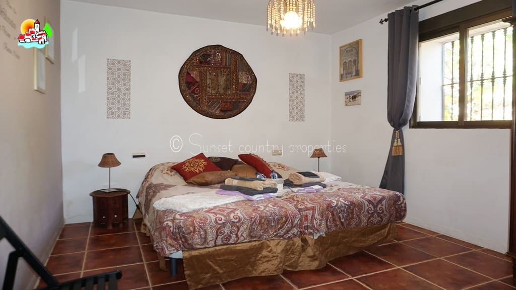 6 soveværelse Finca/Landehus til salg i Archidona med swimmingpool garage - € 425.000 (Ref: 9216356)