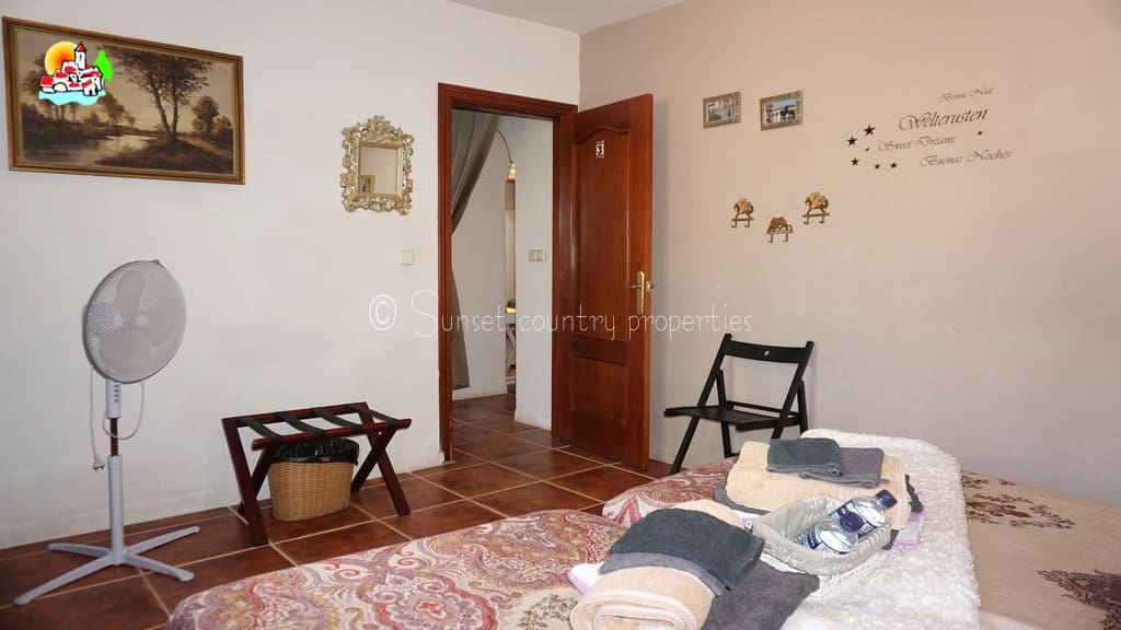 6 soveværelse Finca/Landehus til salg i Archidona med swimmingpool garage - € 425.000 (Ref: 9216356)