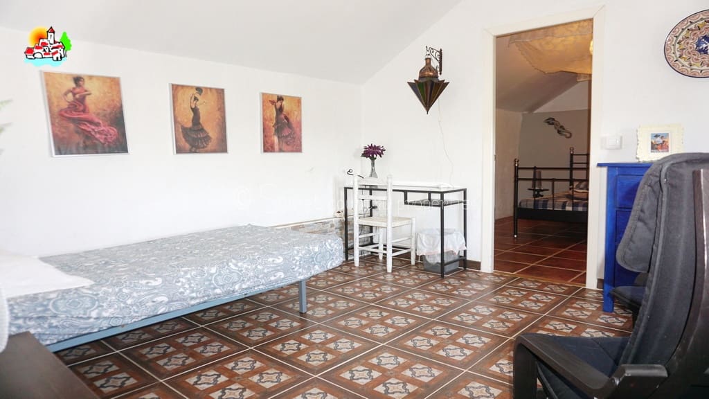 6 soveværelse Finca/Landehus til salg i Archidona med swimmingpool garage - € 425.000 (Ref: 9216356)