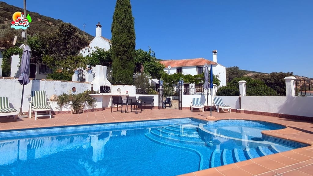 6 soveværelse Finca/Landehus til salg i Archidona med swimmingpool garage - € 425.000 (Ref: 9216356)