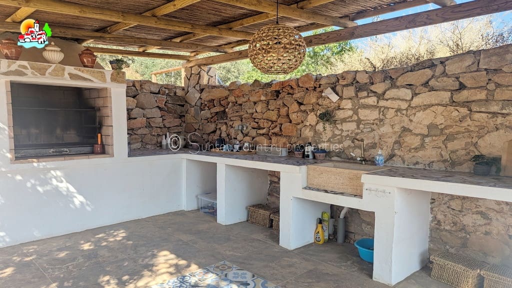 6 soveværelse Finca/Landehus til salg i Archidona med swimmingpool garage - € 425.000 (Ref: 9216356)