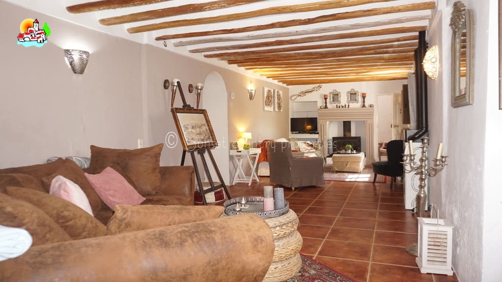 6 soveværelse Finca/Landehus til salg i Archidona med swimmingpool garage - € 425.000 (Ref: 9216356)