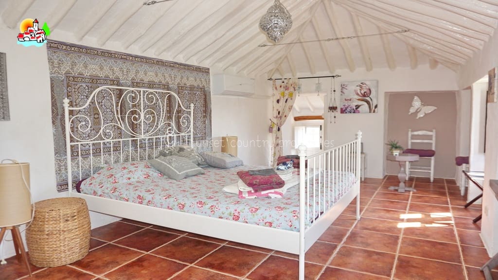 6 soveværelse Finca/Landehus til salg i Archidona med swimmingpool garage - € 425.000 (Ref: 9216356)