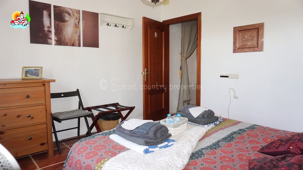 6 soveværelse Finca/Landehus til salg i Archidona med swimmingpool garage - € 425.000 (Ref: 9216356)