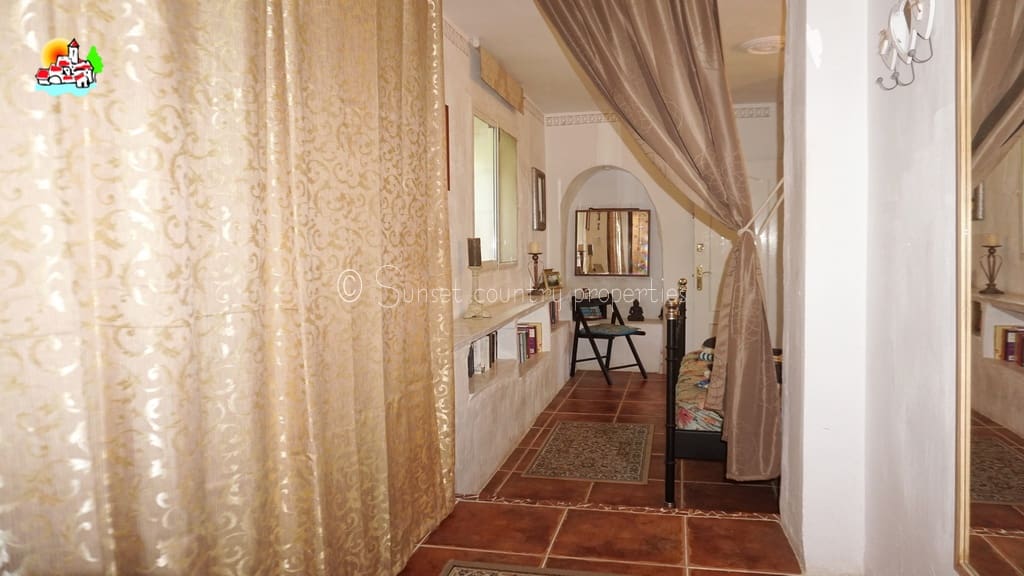 6 soveværelse Finca/Landehus til salg i Archidona med swimmingpool garage - € 425.000 (Ref: 9216356)