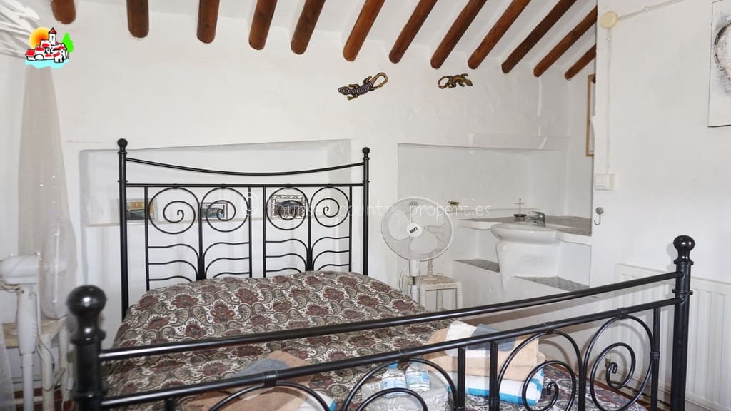 6 soveværelse Finca/Landehus til salg i Archidona med swimmingpool garage - € 425.000 (Ref: 9216356)