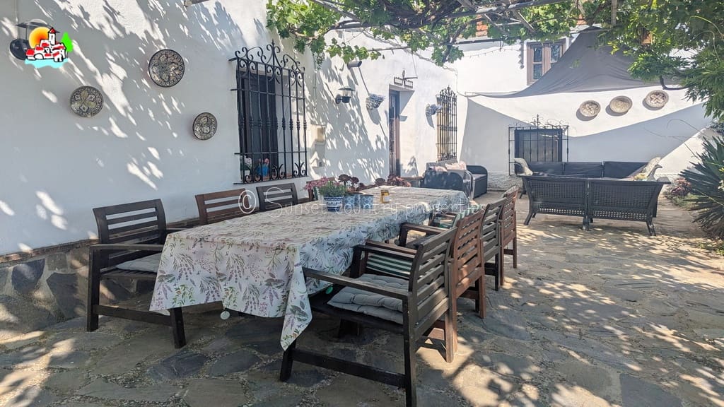 6 soveværelse Finca/Landehus til salg i Archidona med swimmingpool garage - € 425.000 (Ref: 9216356)