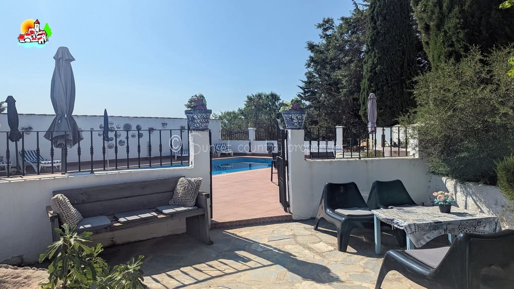 6 soveværelse Finca/Landehus til salg i Archidona med swimmingpool garage - € 425.000 (Ref: 9216356)