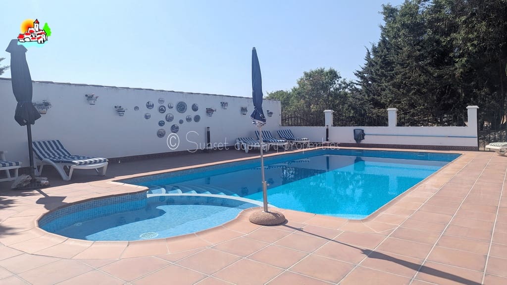 6 soveværelse Finca/Landehus til salg i Archidona med swimmingpool garage - € 425.000 (Ref: 9216356)