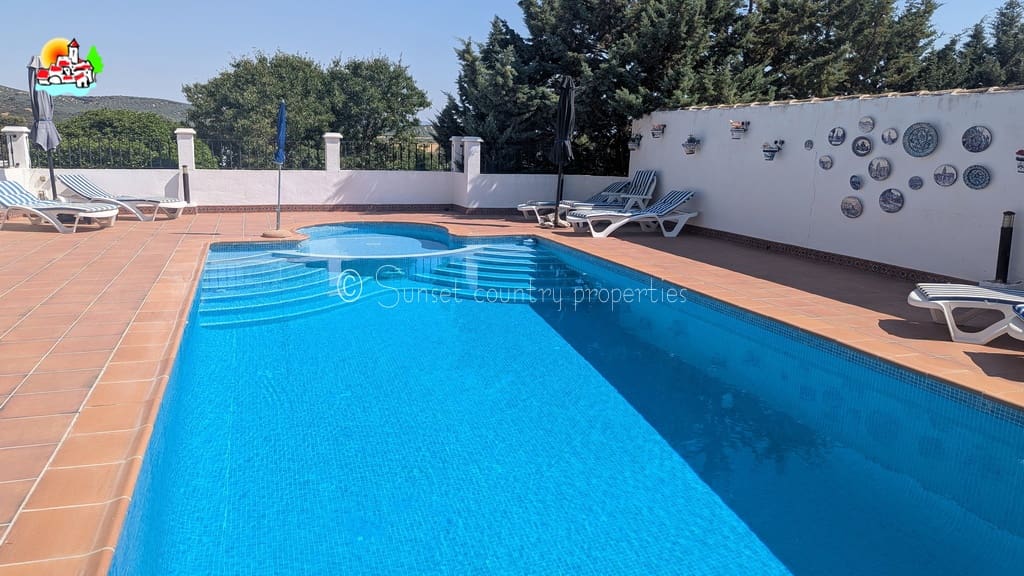 6 soveværelse Finca/Landehus til salg i Archidona med swimmingpool garage - € 425.000 (Ref: 9216356)