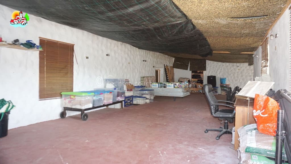 6 soveværelse Finca/Landehus til salg i Archidona med swimmingpool garage - € 425.000 (Ref: 9216356)