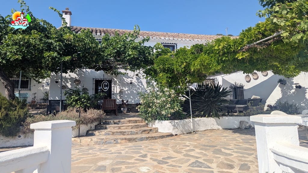 6 soveværelse Finca/Landehus til salg i Archidona med swimmingpool garage - € 425.000 (Ref: 9216356)