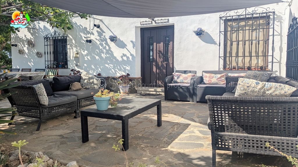 6 soveværelse Finca/Landehus til salg i Archidona med swimmingpool garage - € 425.000 (Ref: 9216356)