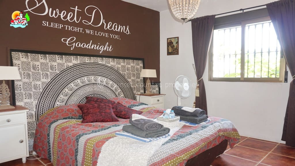 6 soveværelse Finca/Landehus til salg i Archidona med swimmingpool garage - € 425.000 (Ref: 9216356)