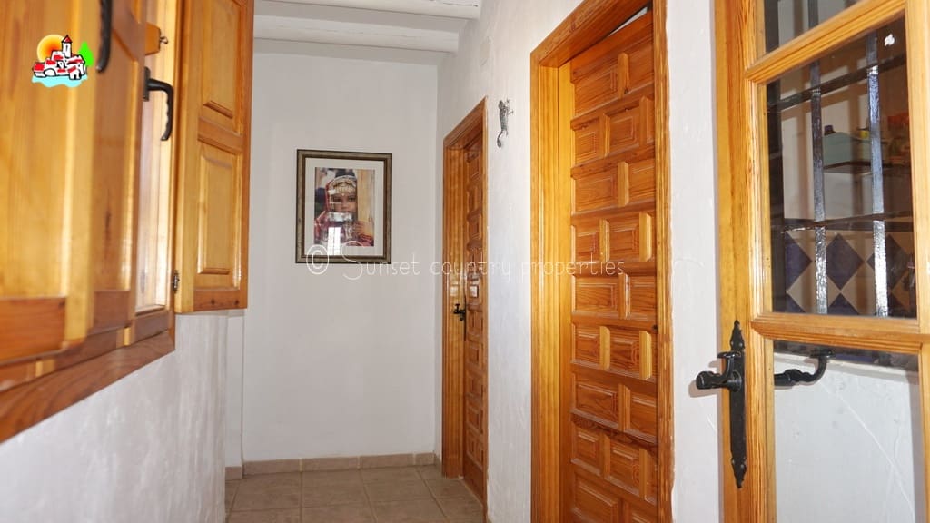 6 soveværelse Finca/Landehus til salg i Iznajar med swimmingpool - € 469.000 (Ref: 9216357)