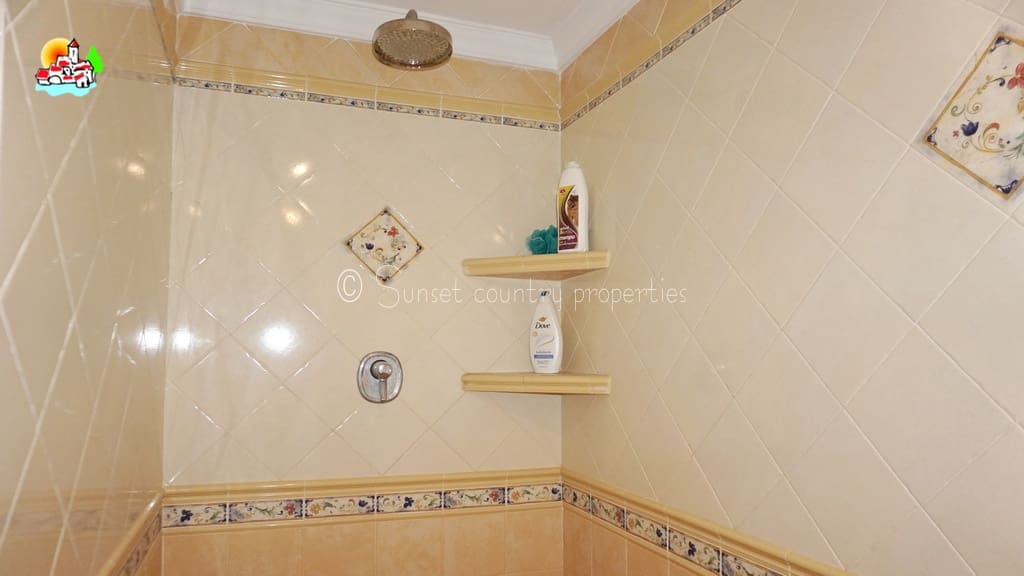 6 soveværelse Finca/Landehus til salg i Iznajar med swimmingpool - € 469.000 (Ref: 9216357)