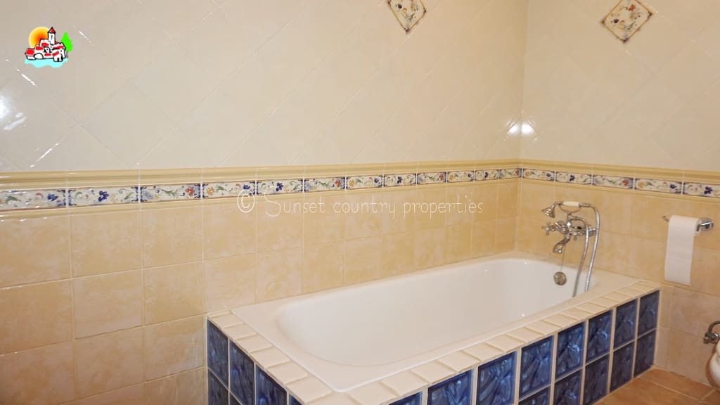 6 soveværelse Finca/Landehus til salg i Iznajar med swimmingpool - € 469.000 (Ref: 9216357)