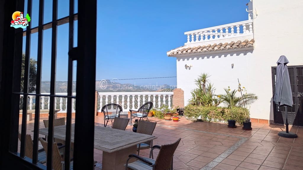 6 soveværelse Finca/Landehus til salg i Iznajar med swimmingpool - € 469.000 (Ref: 9216357)