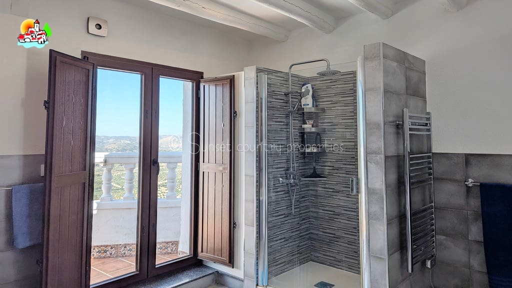 6 soveværelse Finca/Landehus til salg i Iznajar med swimmingpool - € 469.000 (Ref: 9216357)