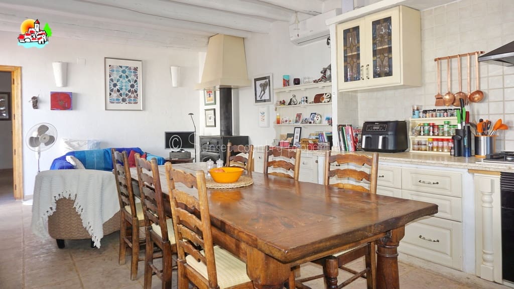 6 soveværelse Finca/Landehus til salg i Iznajar med swimmingpool - € 469.000 (Ref: 9216357)