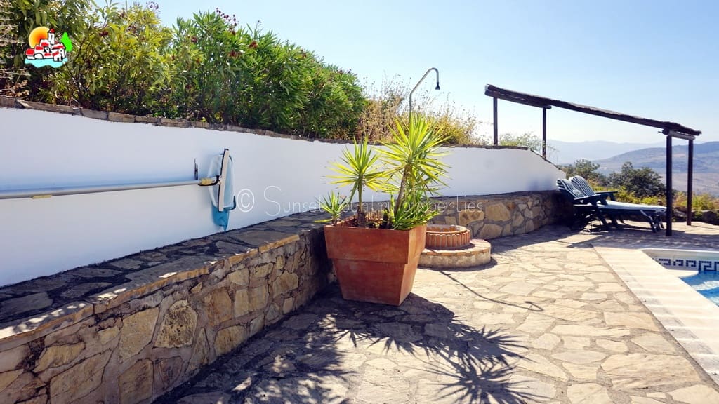 6 soveværelse Finca/Landehus til salg i Iznajar med swimmingpool - € 469.000 (Ref: 9216357)