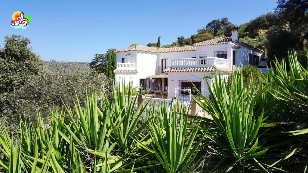 6 soveværelse Finca/Landehus til salg i Iznajar med swimmingpool - € 469.000 (Ref: 9216357)