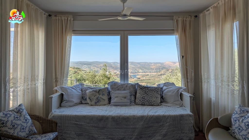 6 soveværelse Finca/Landehus til salg i Iznajar med swimmingpool - € 469.000 (Ref: 9216357)