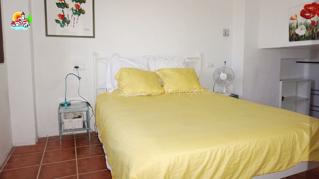 6 soveværelse Finca/Landehus til salg i Iznajar med swimmingpool - € 469.000 (Ref: 9216357)