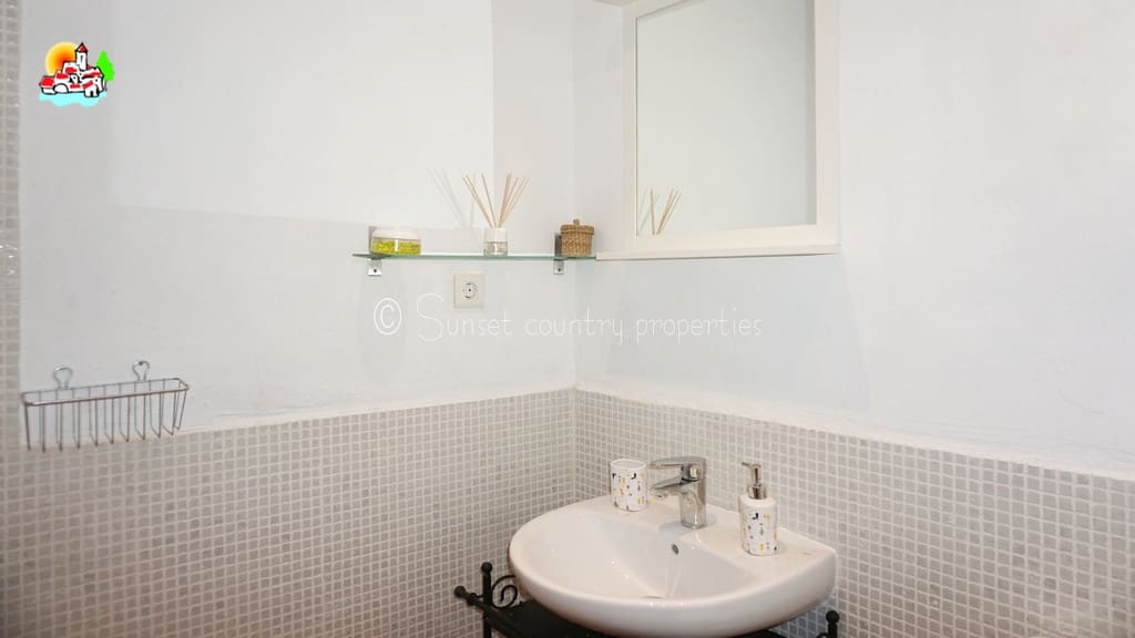 6 soveværelse Finca/Landehus til salg i Iznajar med swimmingpool - € 469.000 (Ref: 9216357)