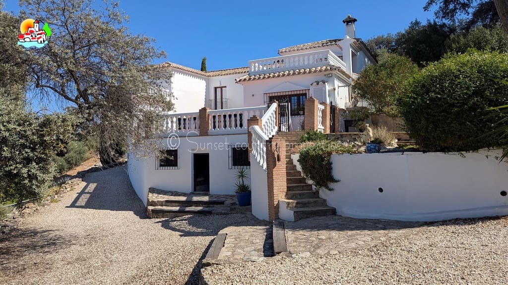 6 soveværelse Finca/Landehus til salg i Iznajar med swimmingpool - € 469.000 (Ref: 9216357)