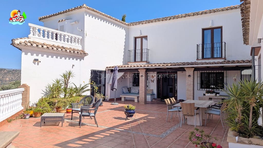 6 soveværelse Finca/Landehus til salg i Iznajar med swimmingpool - € 469.000 (Ref: 9216357)