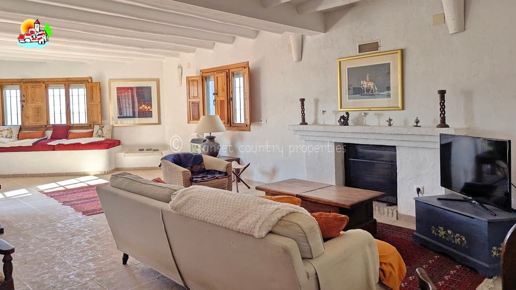 6 soveværelse Finca/Landehus til salg i Iznajar med swimmingpool - € 469.000 (Ref: 9216357)