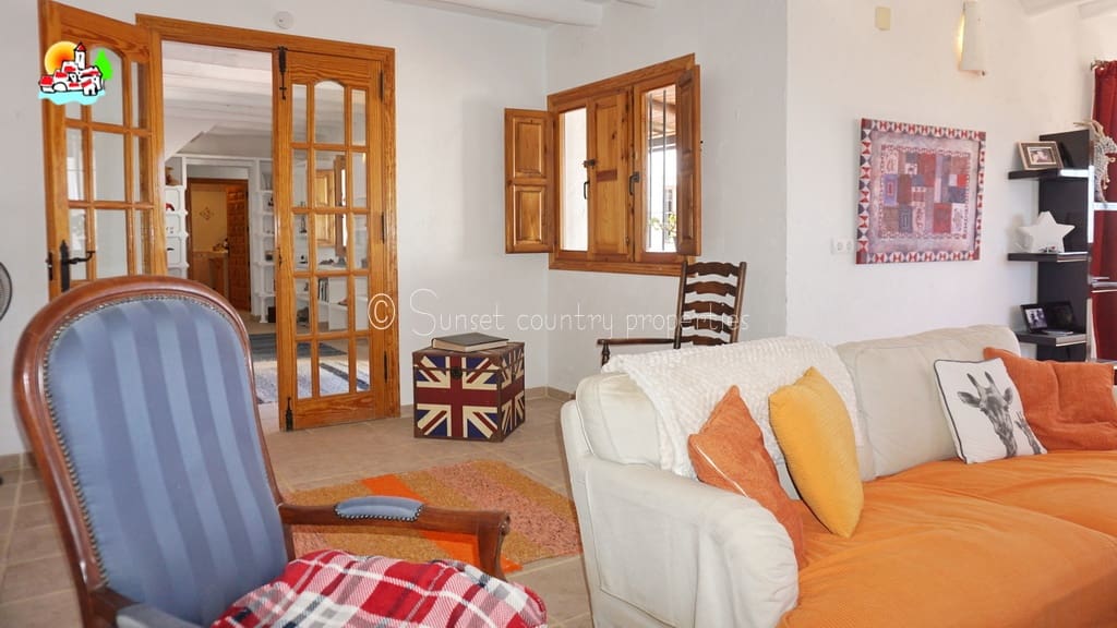 6 soveværelse Finca/Landehus til salg i Iznajar med swimmingpool - € 469.000 (Ref: 9216357)