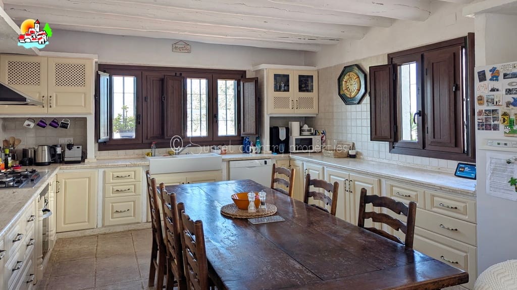 6 soveværelse Finca/Landehus til salg i Iznajar med swimmingpool - € 469.000 (Ref: 9216357)