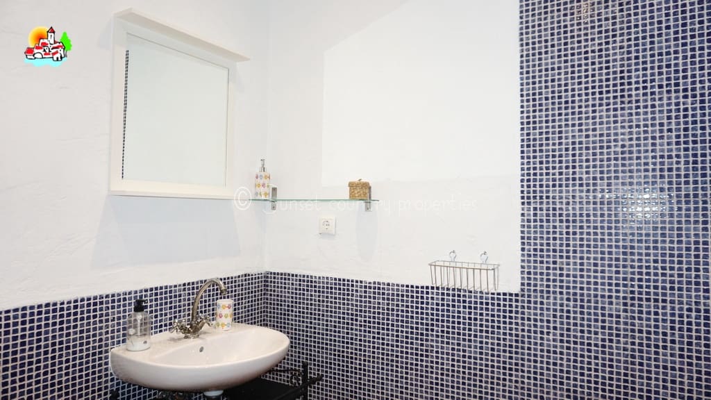 6 soveværelse Finca/Landehus til salg i Iznajar med swimmingpool - € 469.000 (Ref: 9216357)