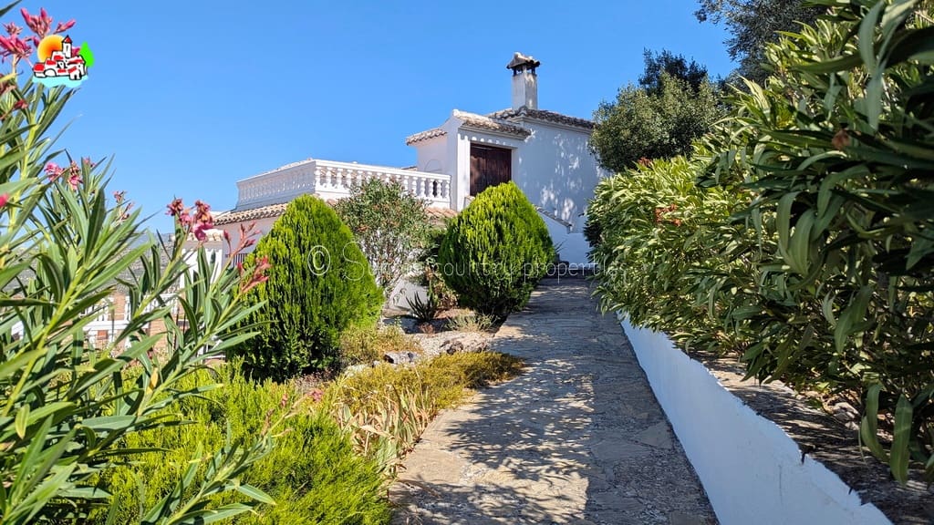 6 soveværelse Finca/Landehus til salg i Iznajar med swimmingpool - € 469.000 (Ref: 9216357)