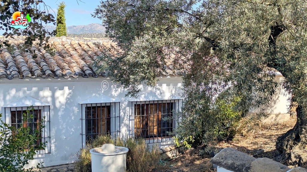 6 soveværelse Finca/Landehus til salg i Iznajar med swimmingpool - € 469.000 (Ref: 9216357)