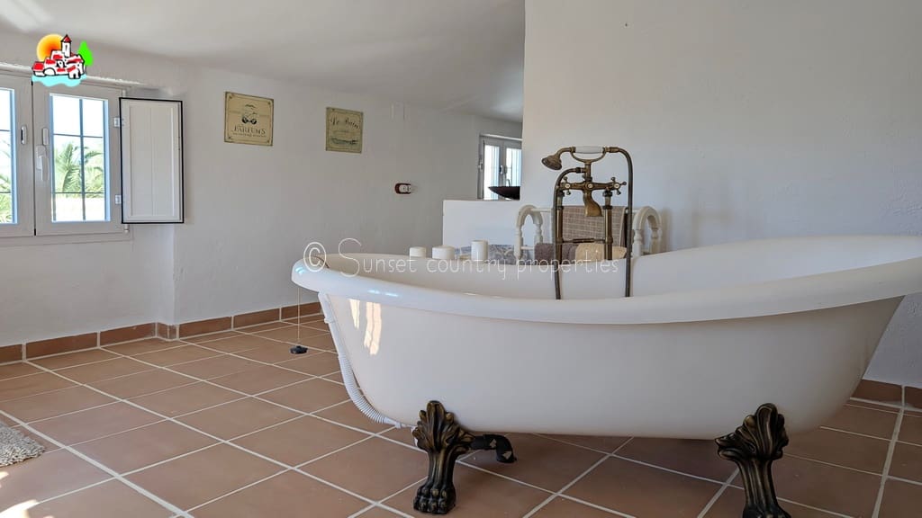 3 soveværelse Finca/Landehus til salg i Iznajar med swimmingpool garage - € 399.950 (Ref: 9239299)