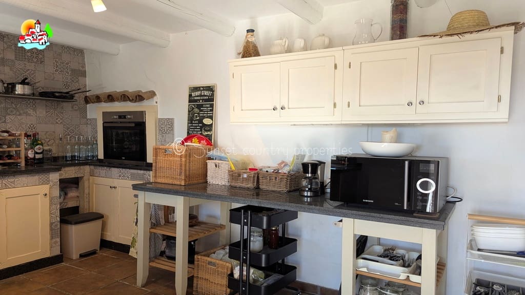 3 soveværelse Finca/Landehus til salg i Iznajar med swimmingpool garage - € 399.950 (Ref: 9239299)