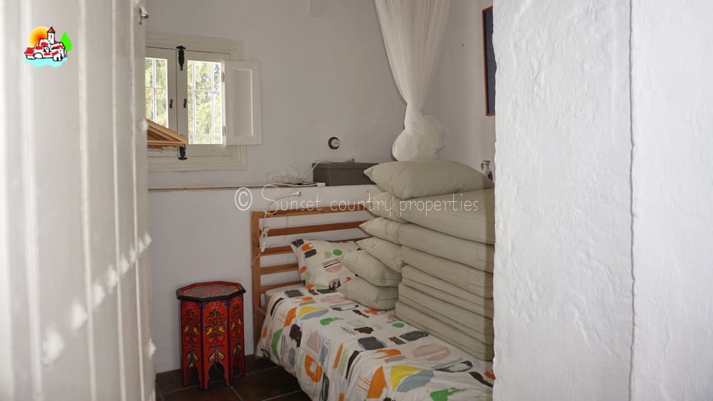 3 soveværelse Finca/Landehus til salg i Iznajar med swimmingpool garage - € 399.950 (Ref: 9239299)