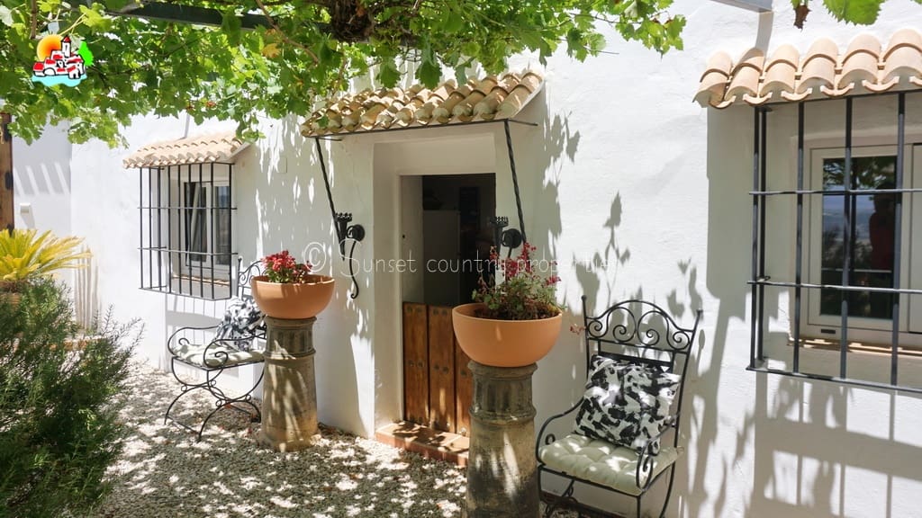 3 soveværelse Finca/Landehus til salg i Iznajar med swimmingpool garage - € 399.950 (Ref: 9239299)