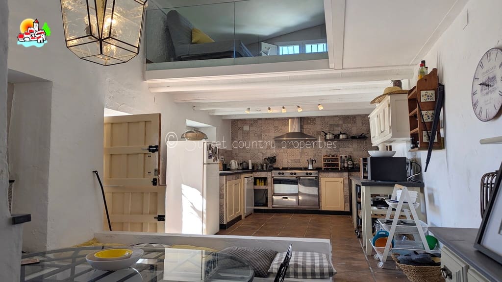 3 soveværelse Finca/Landehus til salg i Iznajar med swimmingpool garage - € 399.950 (Ref: 9239299)