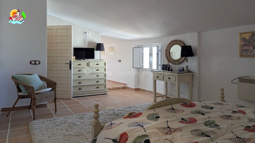 3 soveværelse Finca/Landehus til salg i Iznajar med swimmingpool garage - € 399.950 (Ref: 9239299)