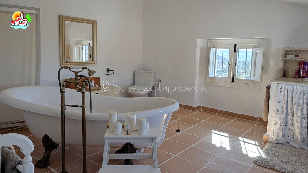 3 soveværelse Finca/Landehus til salg i Iznajar med swimmingpool garage - € 399.950 (Ref: 9239299)