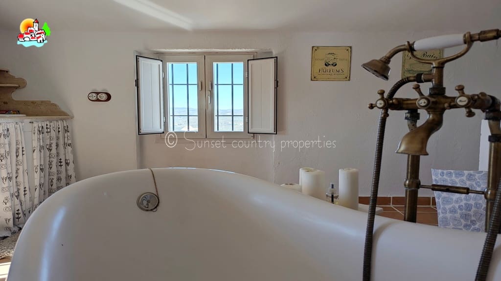 3 soveværelse Finca/Landehus til salg i Iznajar med swimmingpool garage - € 399.950 (Ref: 9239299)