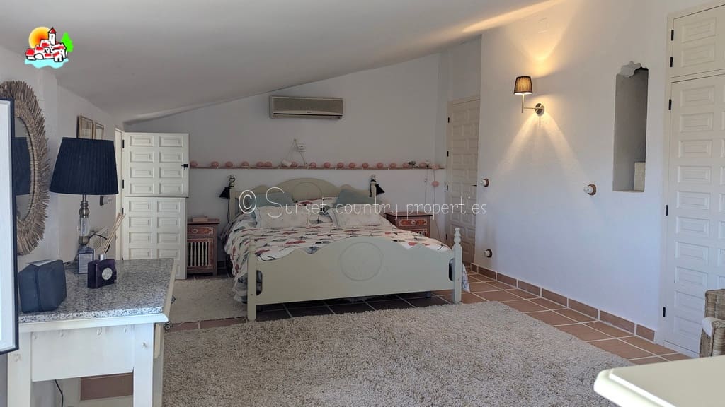 3 soveværelse Finca/Landehus til salg i Iznajar med swimmingpool garage - € 399.950 (Ref: 9239299)